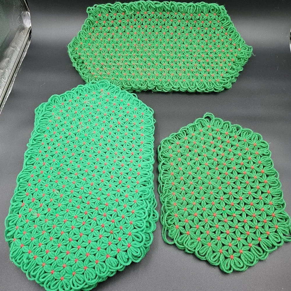 Vintage Handmade Christmas Yarn Loom Flower Placemats Table Runner Green Red 7pc